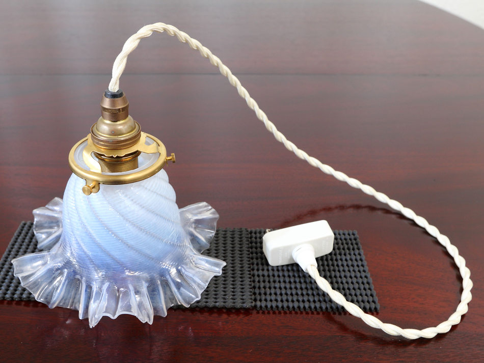 オパールセントフリルランプシェード｜アンティーク家具・照明の専門店