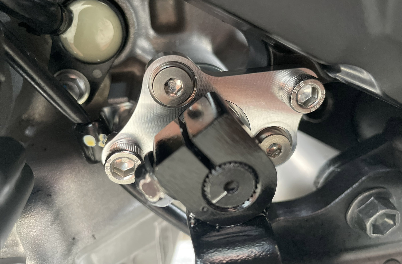 シフトホルダー(Kawasaki ZX-25R/ 4R) | AELLA オンラインショップ