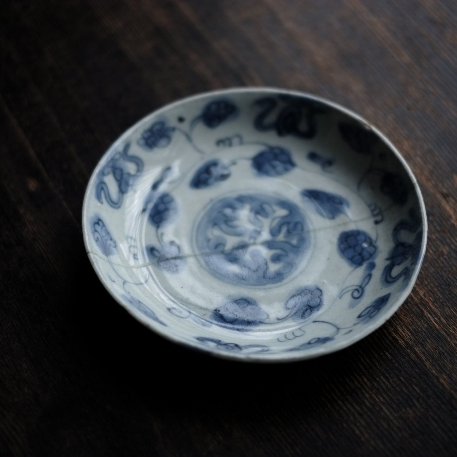 古染付 花唐草文 青花平皿(明朝末期) – 逢季荘