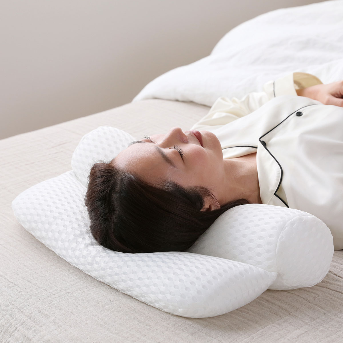 首がつらい人必見！首にアーチができる枕 カイロプラクター すややか