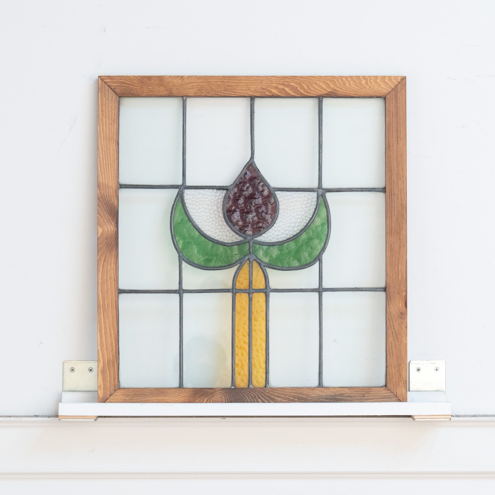 レトロな花モチーフのデザインが可愛らしい ステンドグラス 500×540