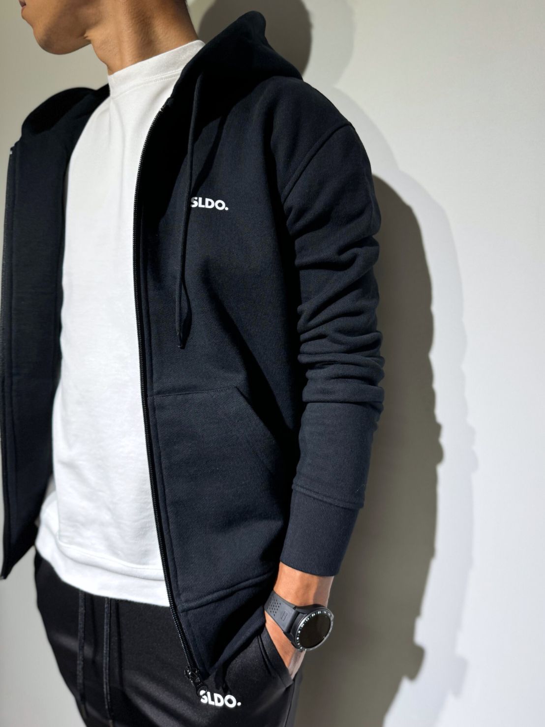 EXCLUSIVE】スウェット ジップフーディー/BLACK (UNISEX) – SLDO.