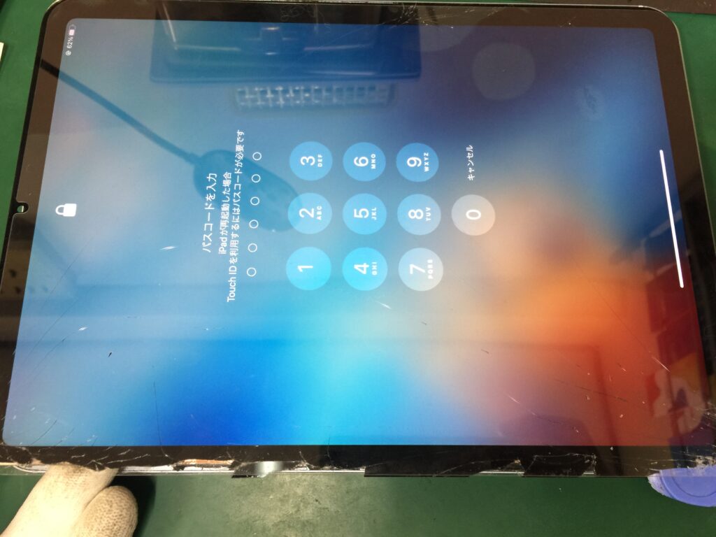 iPad Air 4 を落として画面の角からガラスがひび割れてしまった状態の