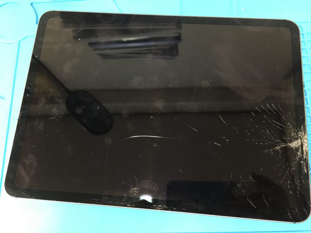 iPad Pro 11インチ初代】画面下のガラスが激しく割れて穴が空いて中が