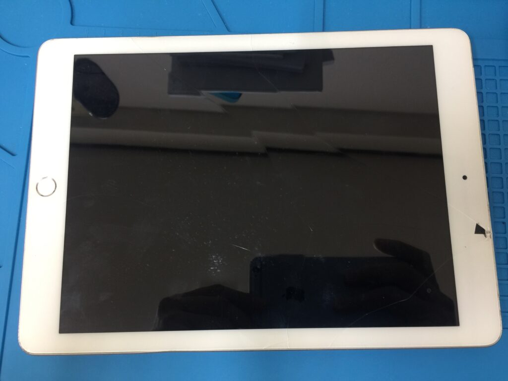 画面ひび割れだけで液晶表示やタッチ操作が正常な状態のiPad 5 の