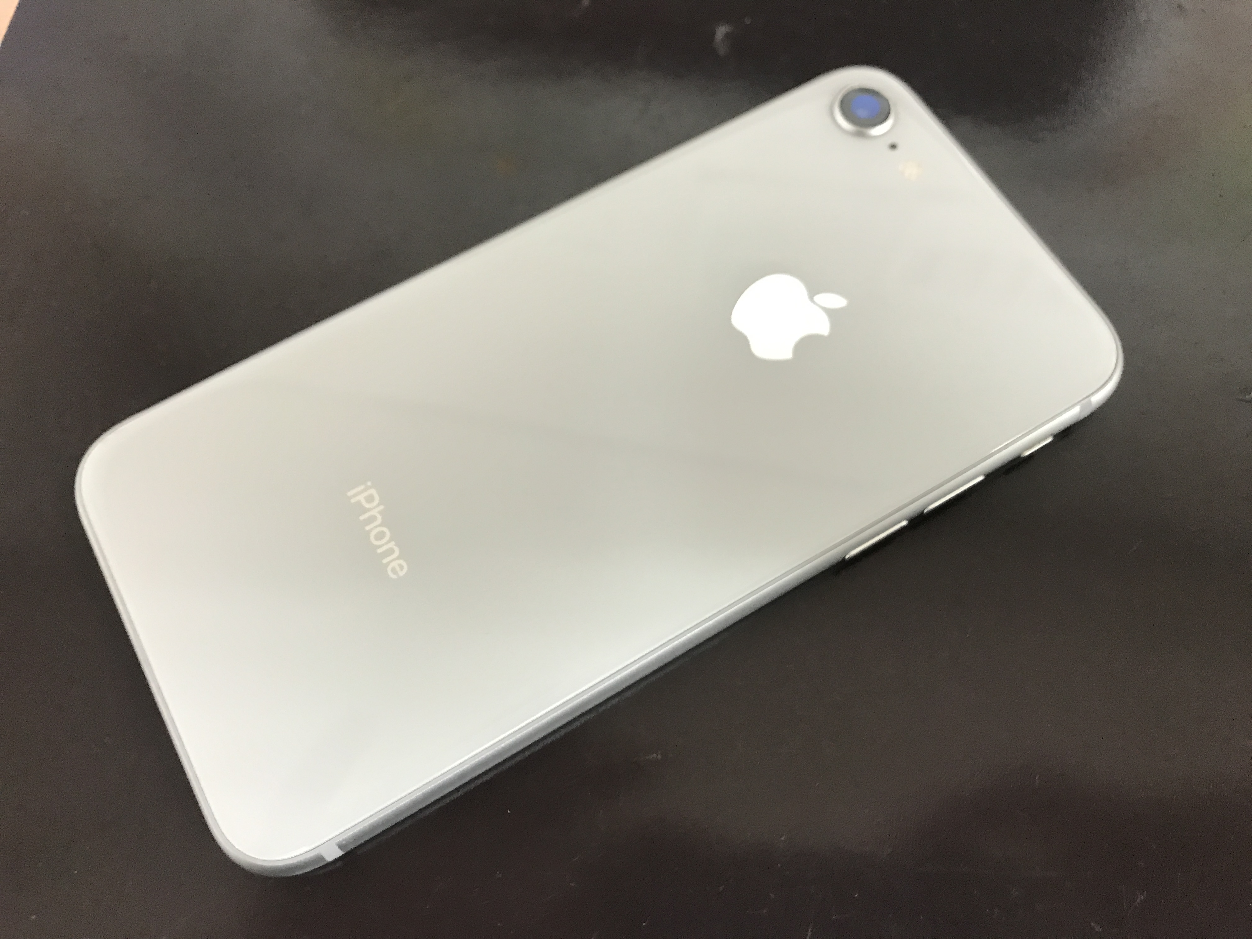 背面がガラスになったiPhone8以降の背面ガラスは割れやすい？ | スマホ