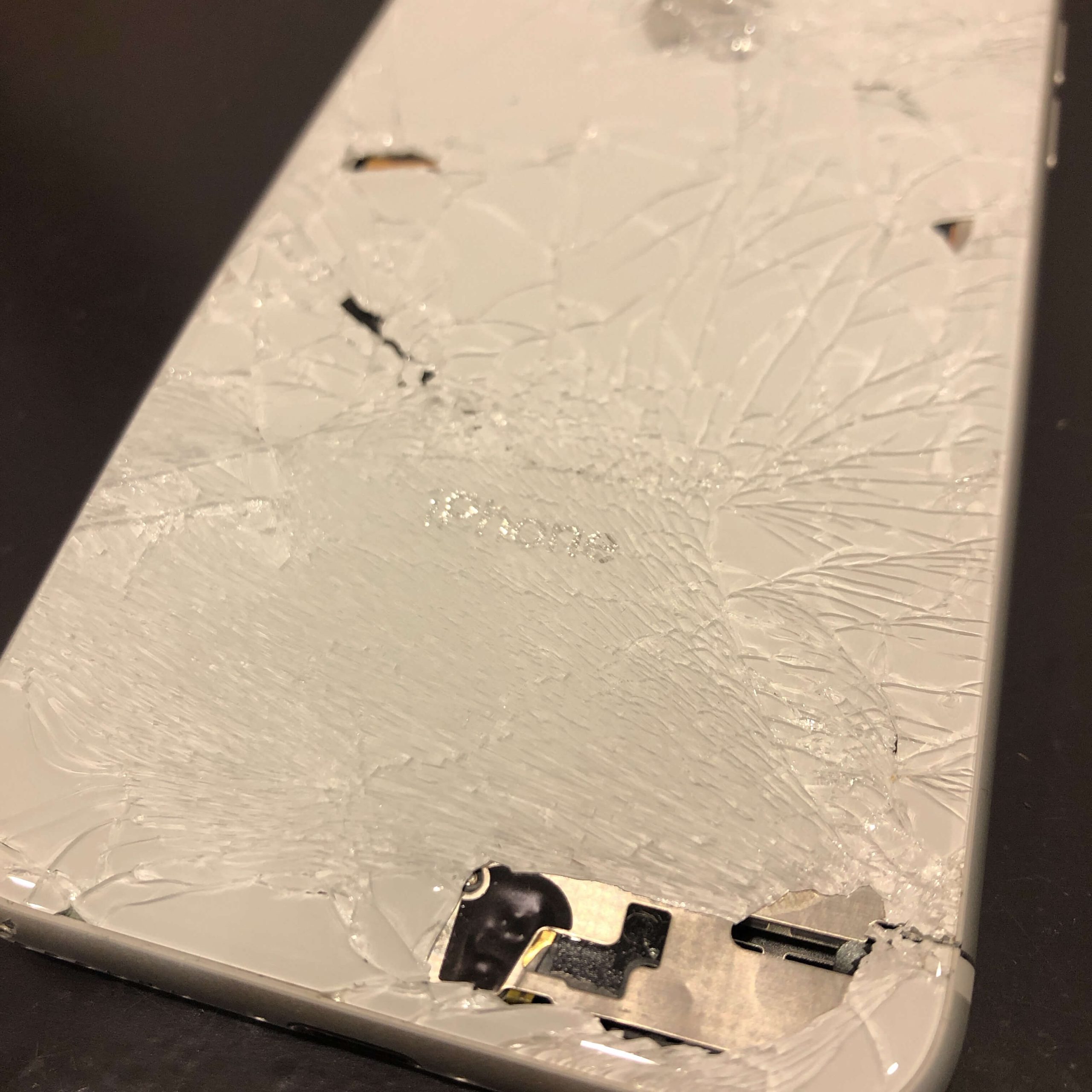 本体が曲がっている…画面がつかない…背面がバキバキに割れている