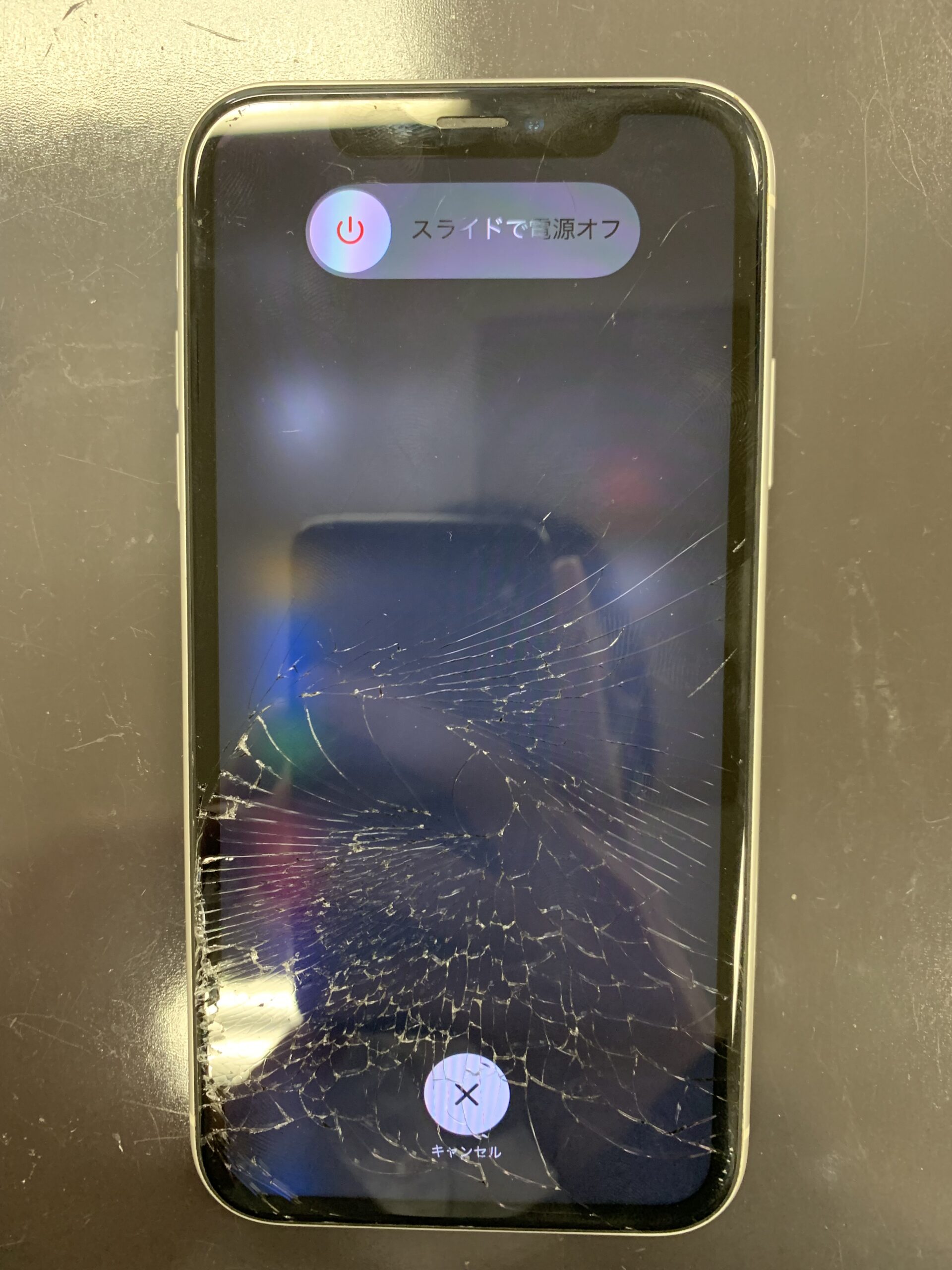 アイフォンXR】画面がバキバキに割れたiPhoneXRの修理 – iPhone修理