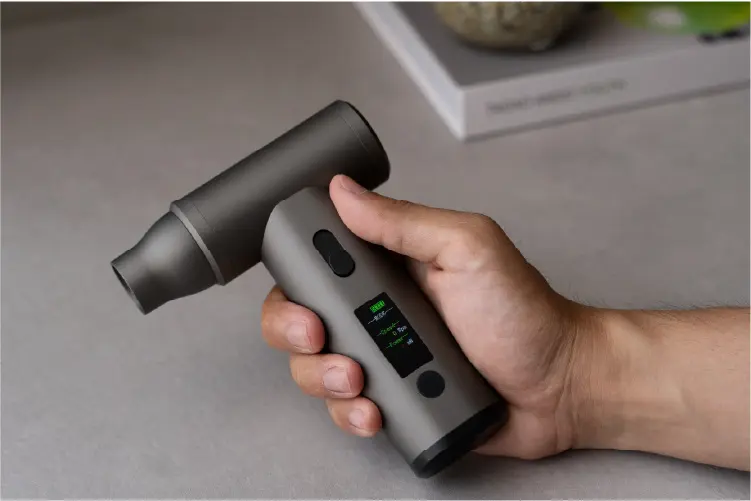 もうすぐ開始】デスクに置きたい。噴射&吸引の「エアダスター」新色