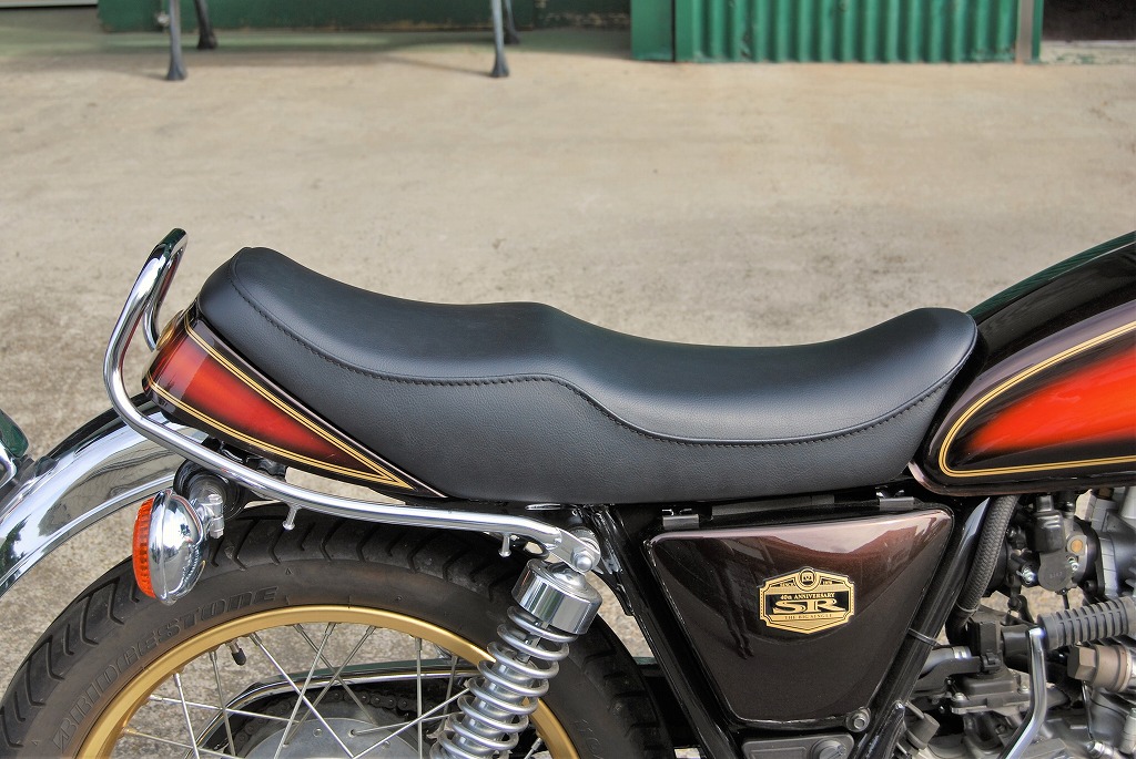 純正カウル対応 段付きシート A ステッチ SR400｜K＆H