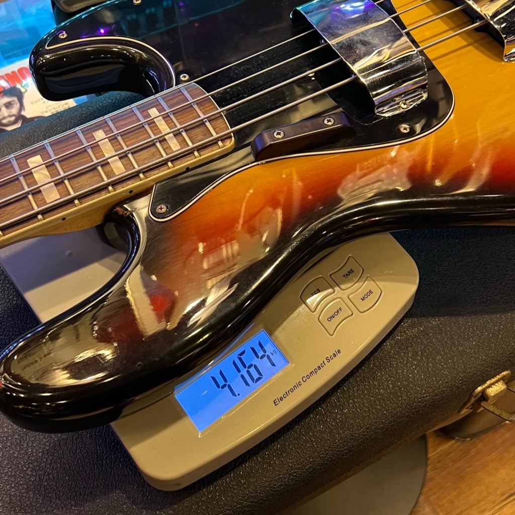 4ボルトのブラックピックガード1974年製ジャズベース @ Dave