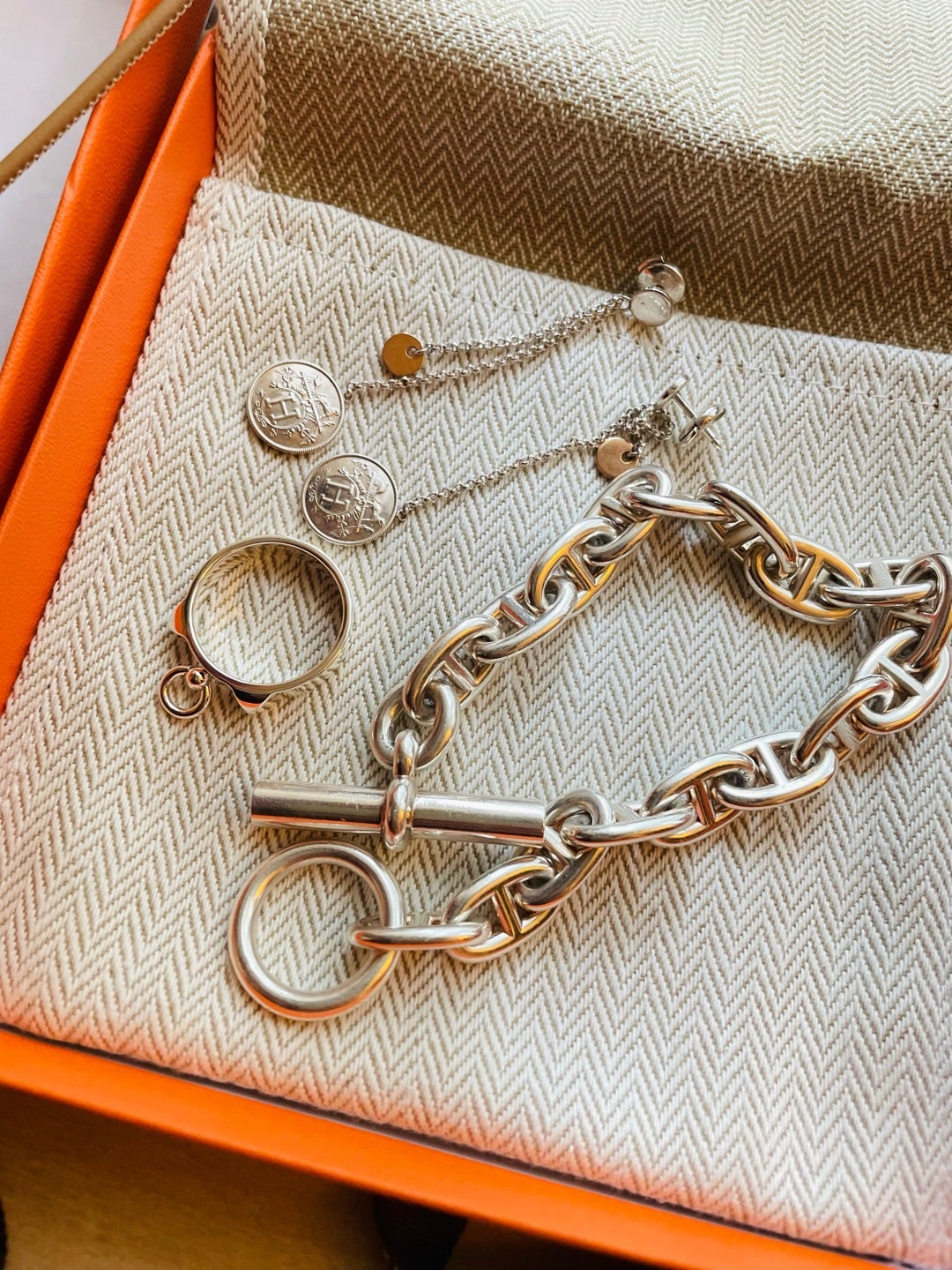 さっそく毎日のように使う エルメス コリエドシアン シルバーリング