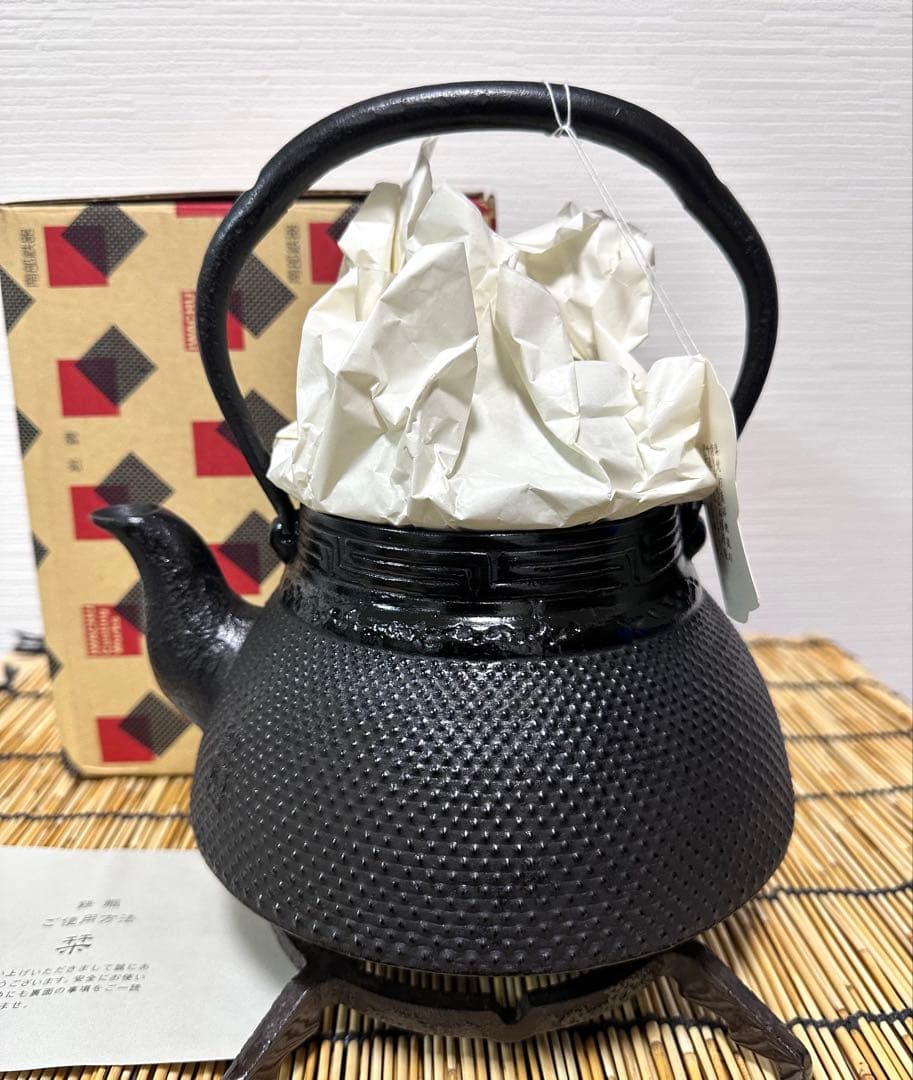 新品、供箱等付属品付　南部岩鋳四代目清末作 　真作保証　１８型アラレ　南部鉄瓶 楽天市場】【2/25☆20名限定3％OFFクーポン】鉄瓶 岩鋳 IH対応 18型