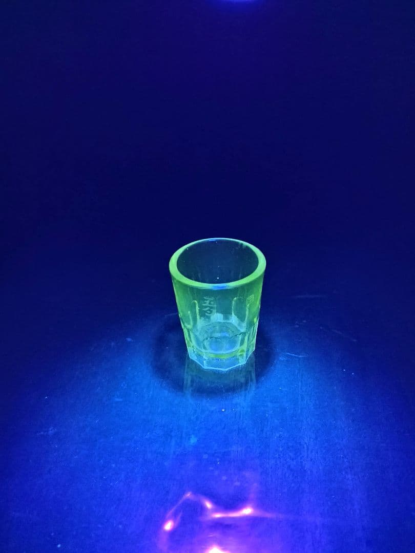 ウランガラス ミニ剣先コップ 五勺京都希少 骨董 時代ガラス ゆらゆら 気泡入り 希少銀色 水飲みコップ 剣先コップ