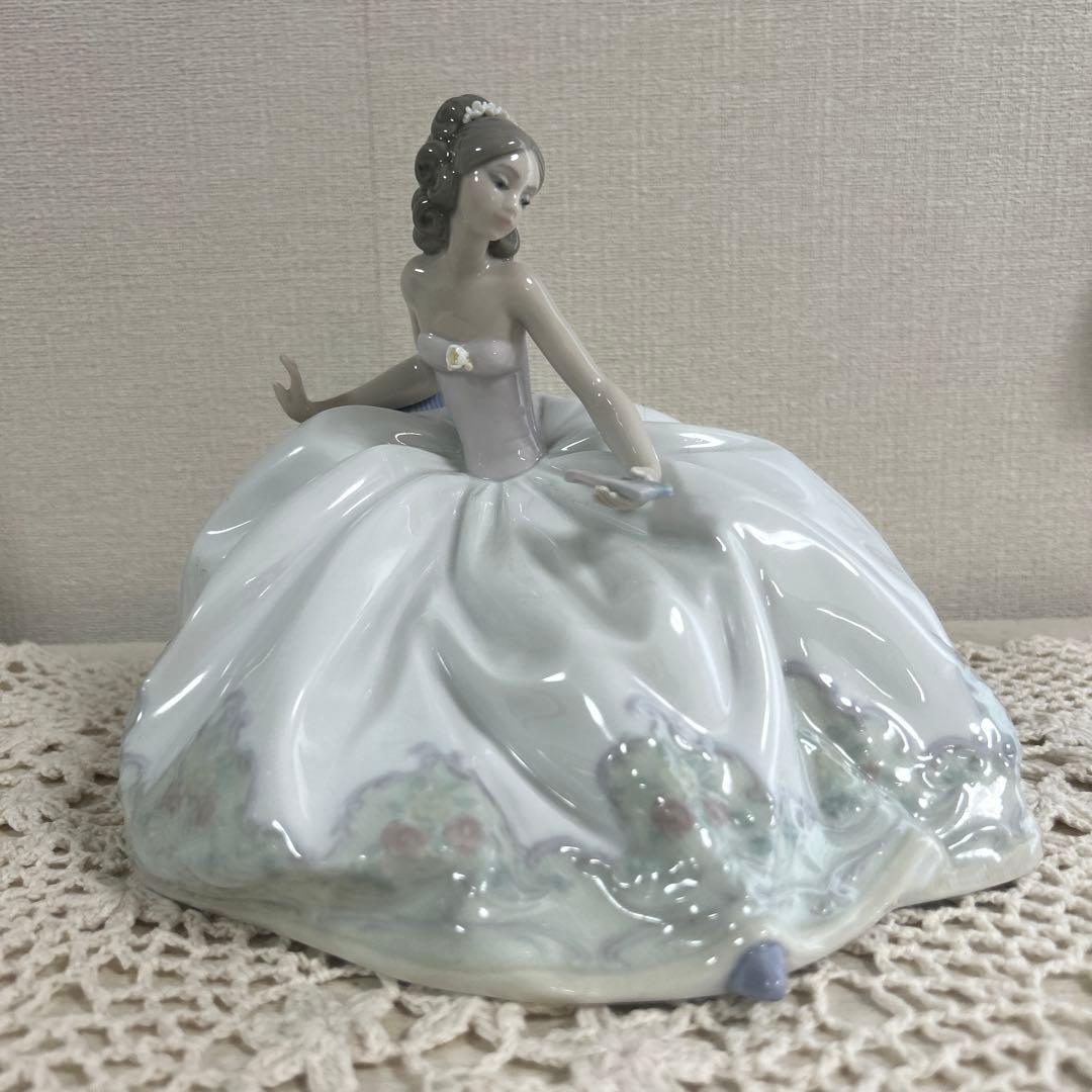 リヤドロ お祭り ひと休み 舞踏会の女性 5859 LLADRO