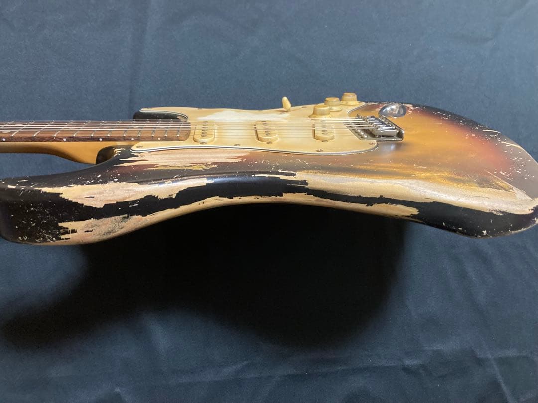 早い者勝ち　ストラトキャスタータイプ　ニトロセルロースラッカー塗装