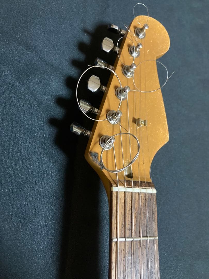 早い者勝ち　ストラトキャスタータイプ　ニトロセルロースラッカー塗装