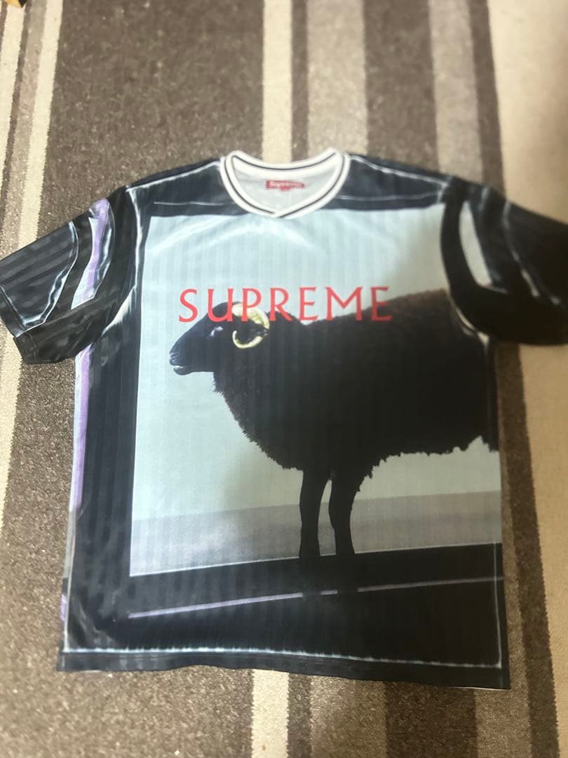 ウェア Supreme Damien Hirst Soccer Jersey Supreme Damien Hirst Soccer Jersey (SS25) - $128