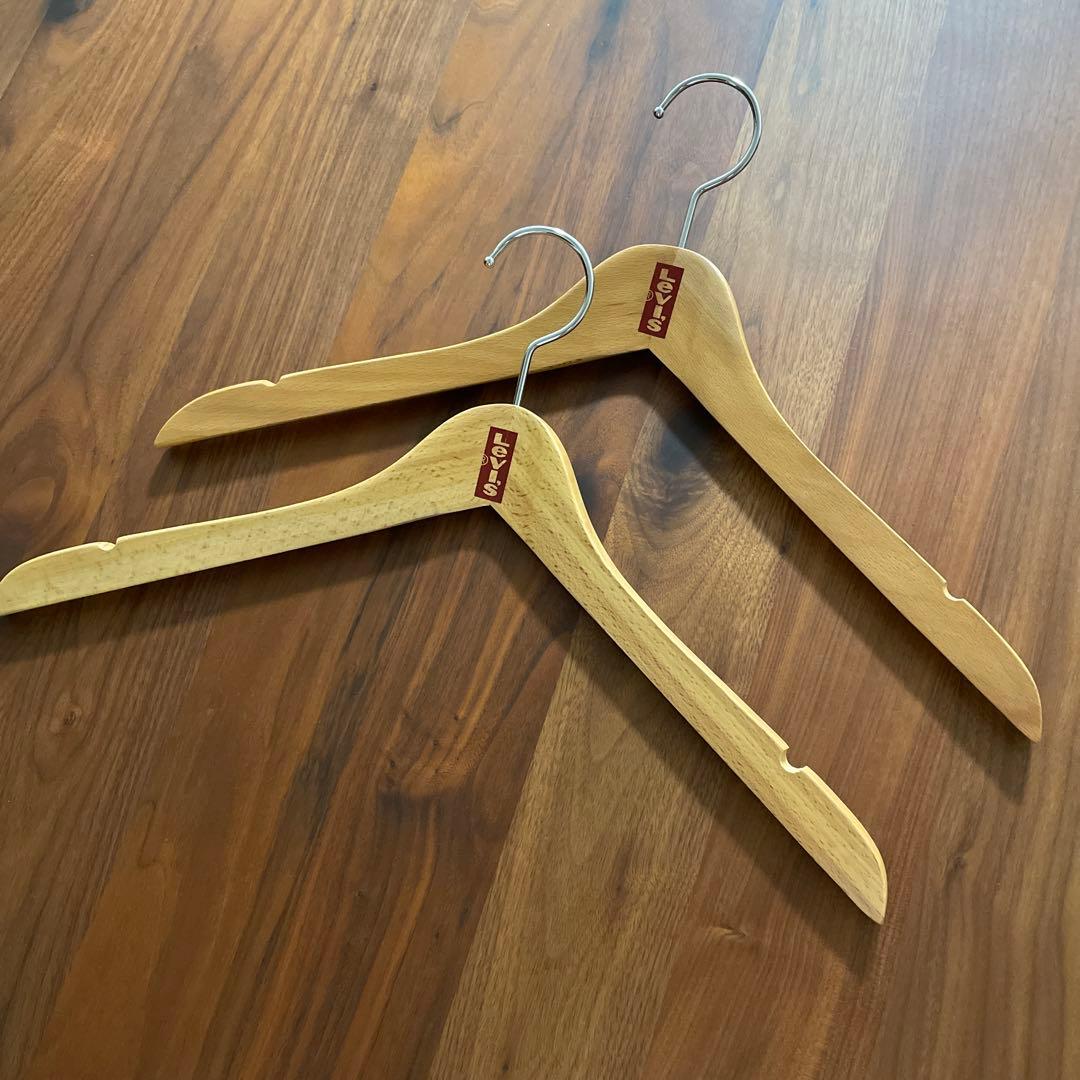 本日0時まで限定タイムセール‼️リーバイス 木製ハンガー2本 - メルカリ