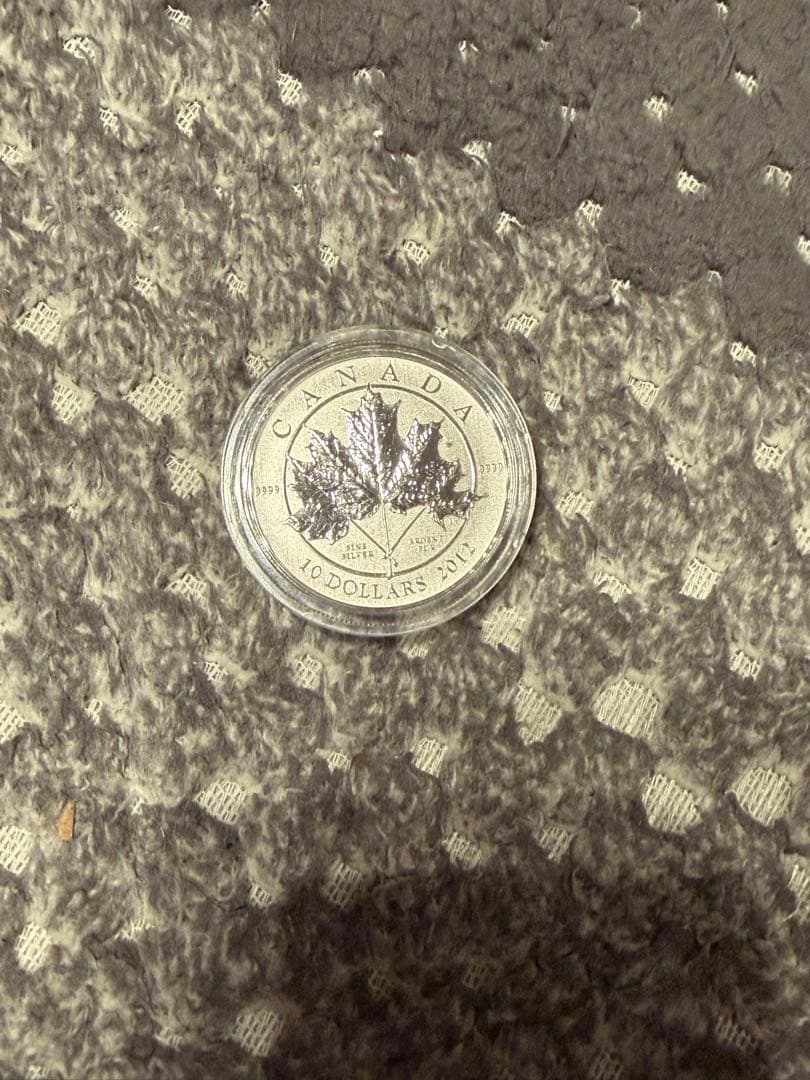 カナダ メイプルリーフ銀貨 2012年 純銀 証明書付 - メルカリ