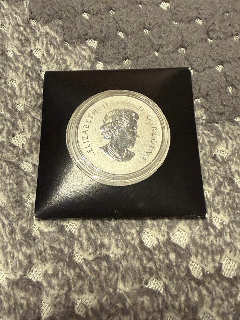 カナダ メイプルリーフ銀貨 2012年 純銀 証明書付 - メルカリ