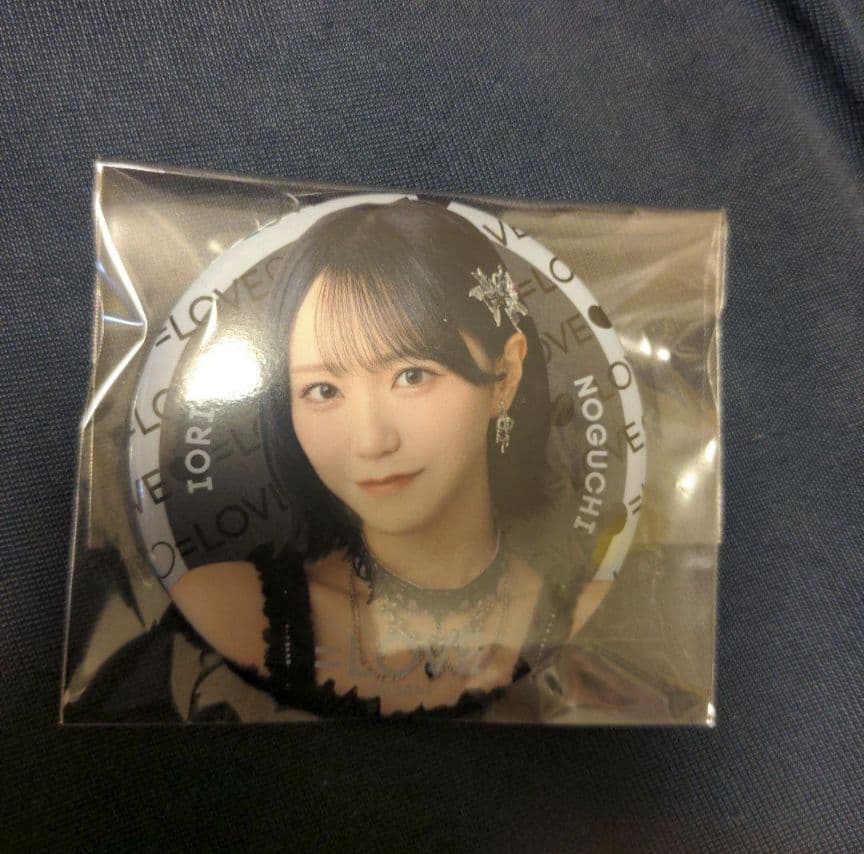 野口衣織 アリーナツアー2025缶バッジ 黒衣装 イコラブ ＝LOVE - メルカリ