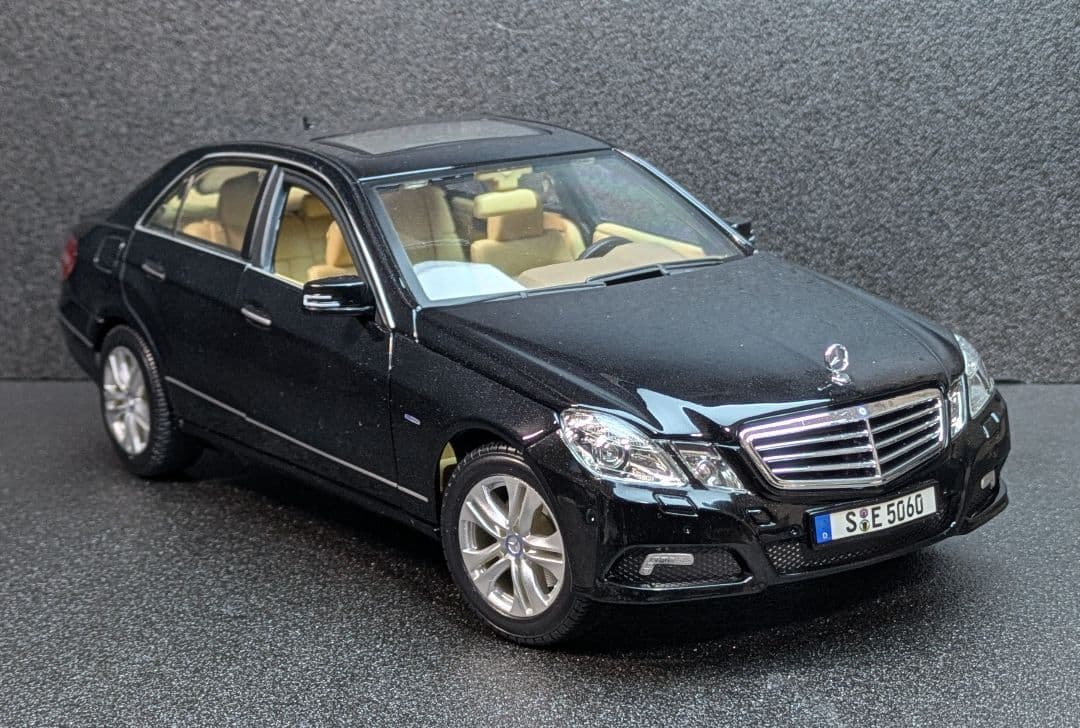 マイスト　maisto　1/18　メルセデスベンツ　Eクラス E-klass Maisto 1:18 Scale 2009 Mercedes-Benz E-Class Diecast Vehicle