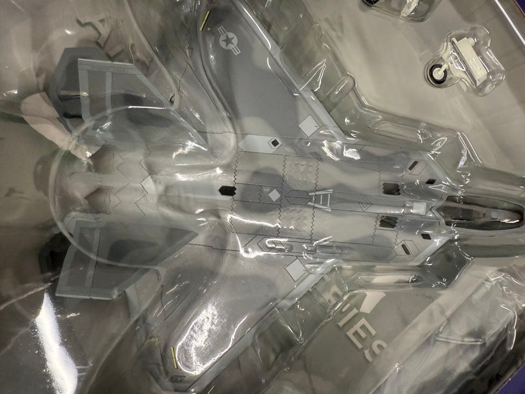 ☆美品・外箱付☆F-22 ラプター 1/72 航空機模型 HA2801♪ - メルカリ