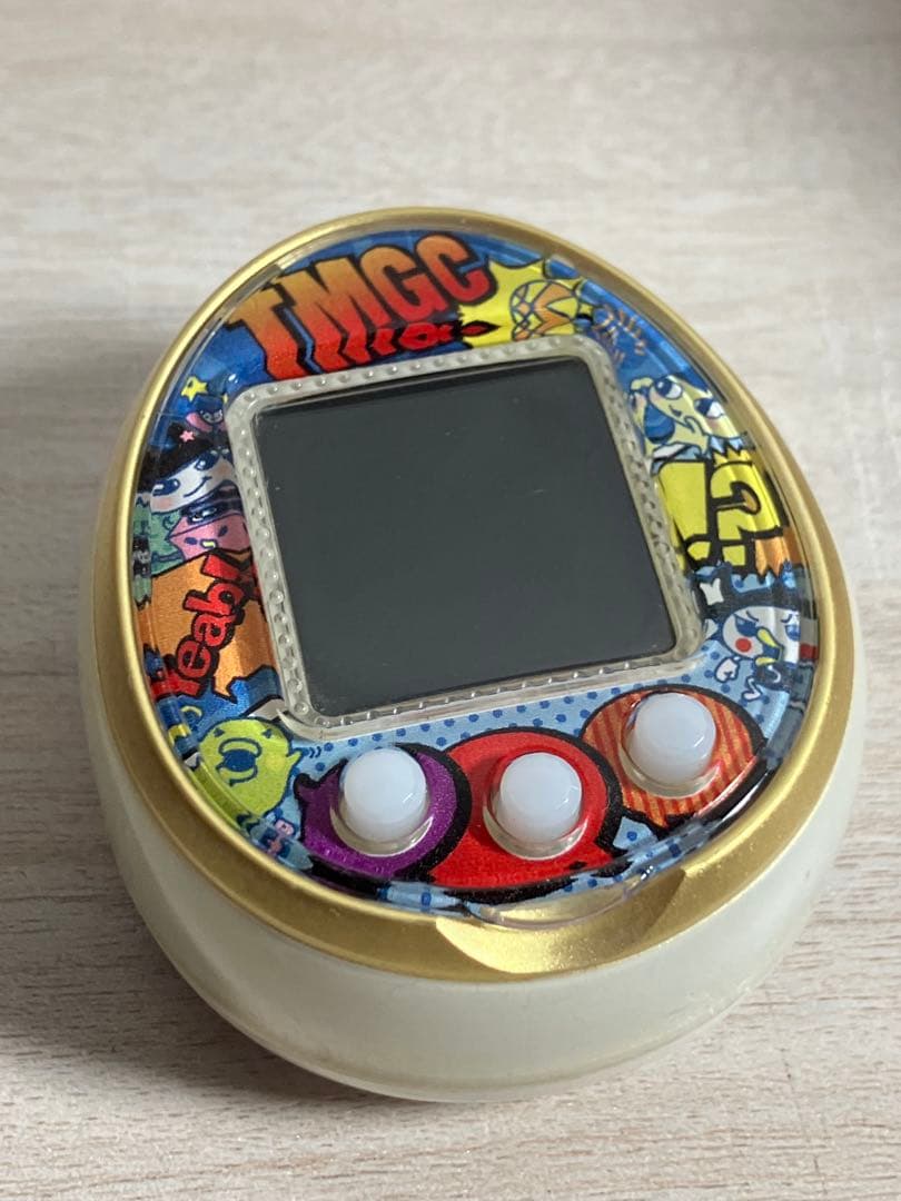 Tamagotchi 4U ホワイト　ゴールド　アメコミカバー　たまごっち