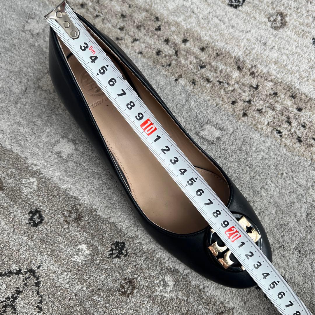 美品】TORY BURCH レザーパンプス 黒×ゴールド サイズ7（24cm） - 靴最