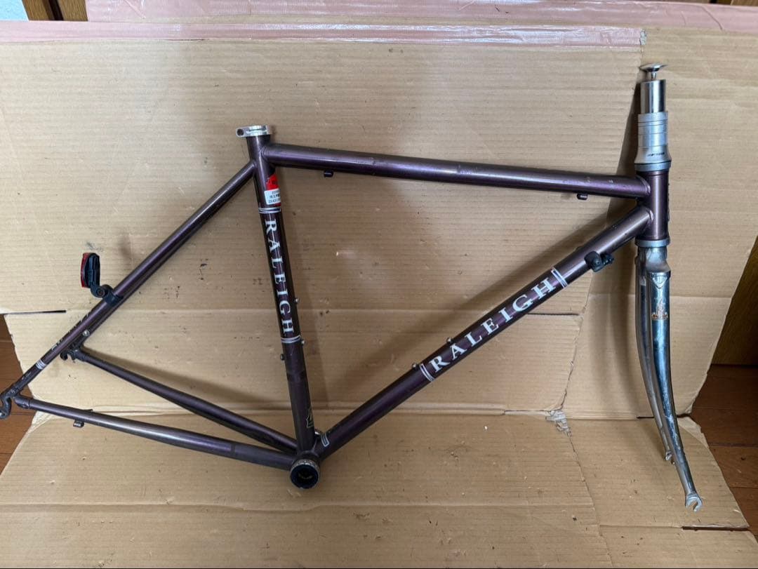 RALEIGH オシャレ　ロードバイクフレーム もっと足を伸ばしたくなる、クロモリフレームのクロスバイク。Raleigh