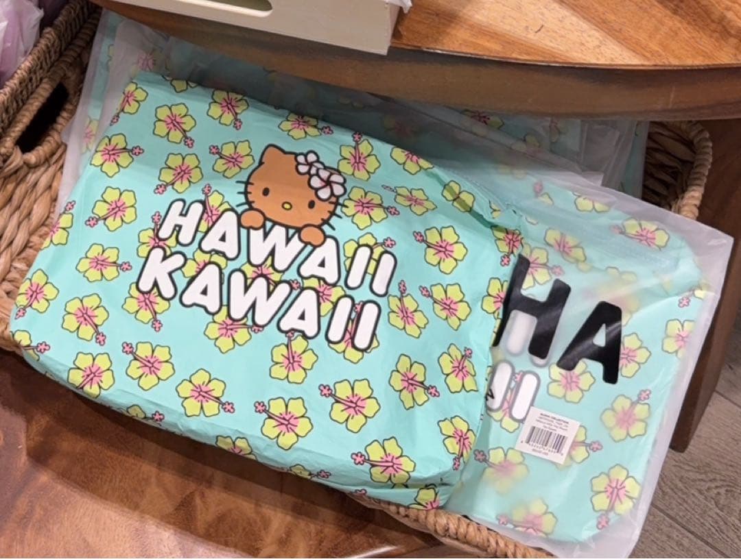 アロハコレクション ×ハローキティ ポーチ　ハワイDFS限定 ハワイDFS限定販売♡ アロハコレクション ハローキティ ポーチ - メルカリ