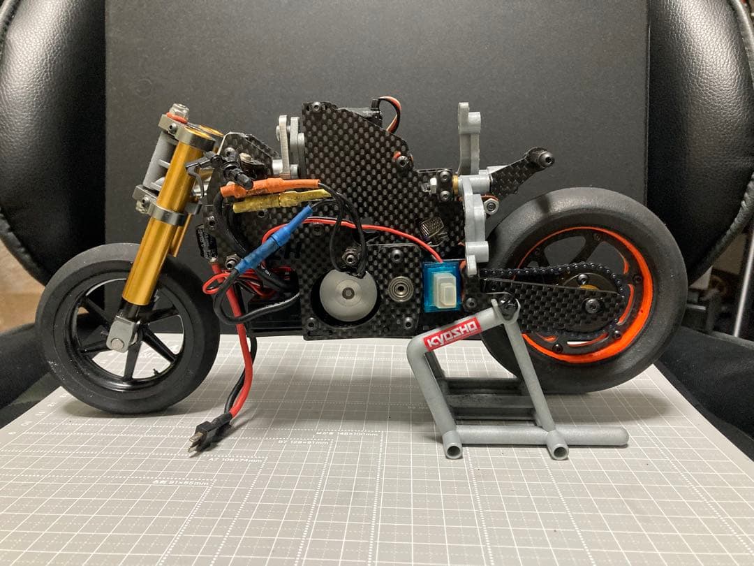 ハングオンレーサーZHレーシング　カーボン製シャーシその他パーツ！