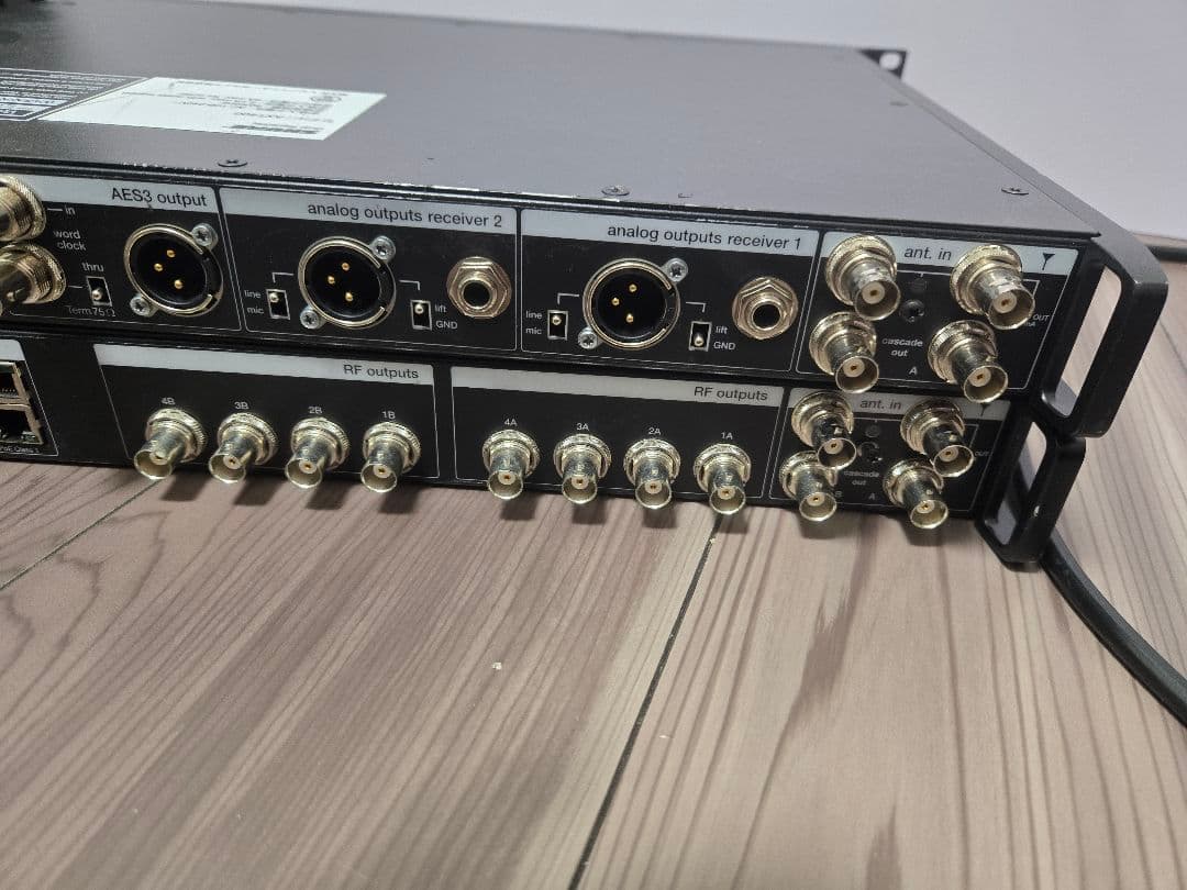 SHURE】シュアワイヤレス受信機AXT400分配アンプAXT630セット - メルカリ