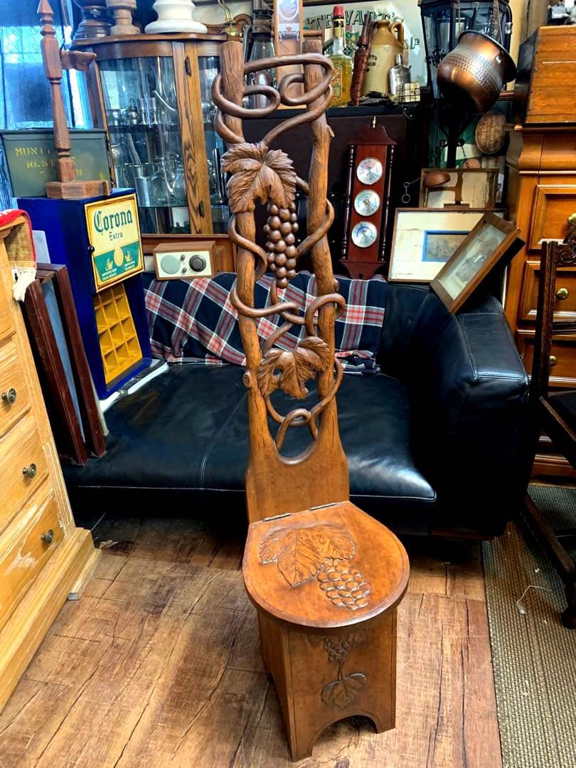 ヴィンテージ透かし彫り飾り椅子　収納付き イギリスらしいアンティークの椅子、透かし彫りが美しいナーシング