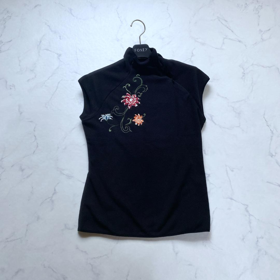 ヴィヴィアンタム モックネック フリース 花柄 刺繍 ノースリーブ 黒 1 ヴィヴィアンタムVIVIENNE TAM フラワー刺繍パワーネット切替