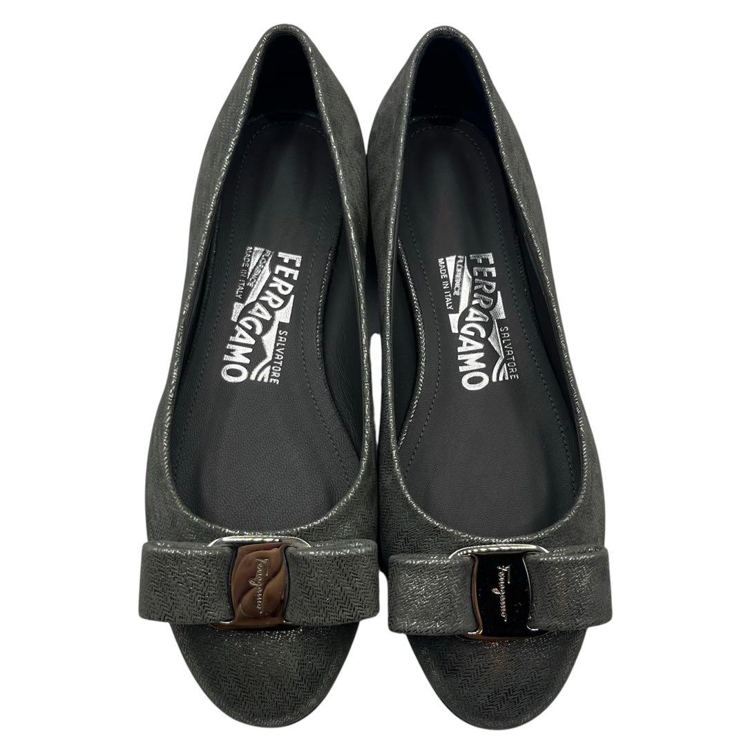 【極美品】Ferragamo⭐︎パンプス⭐︎22.5cm⭐︎シルバー⭐︎ほぼ未使用