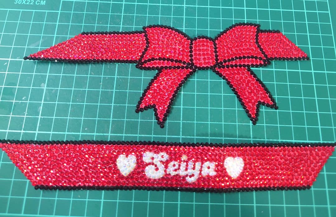 ラインストーンうちわデコ うちわ文字パーツ リボン縁 赤 ♡Seiya