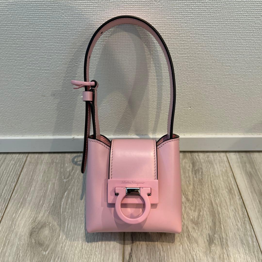フェラガモ　ピンク ミニバッグ リング付き留め具 サルバトーレ フェラガモ Salvatore Ferragamo バッグ ミニトート