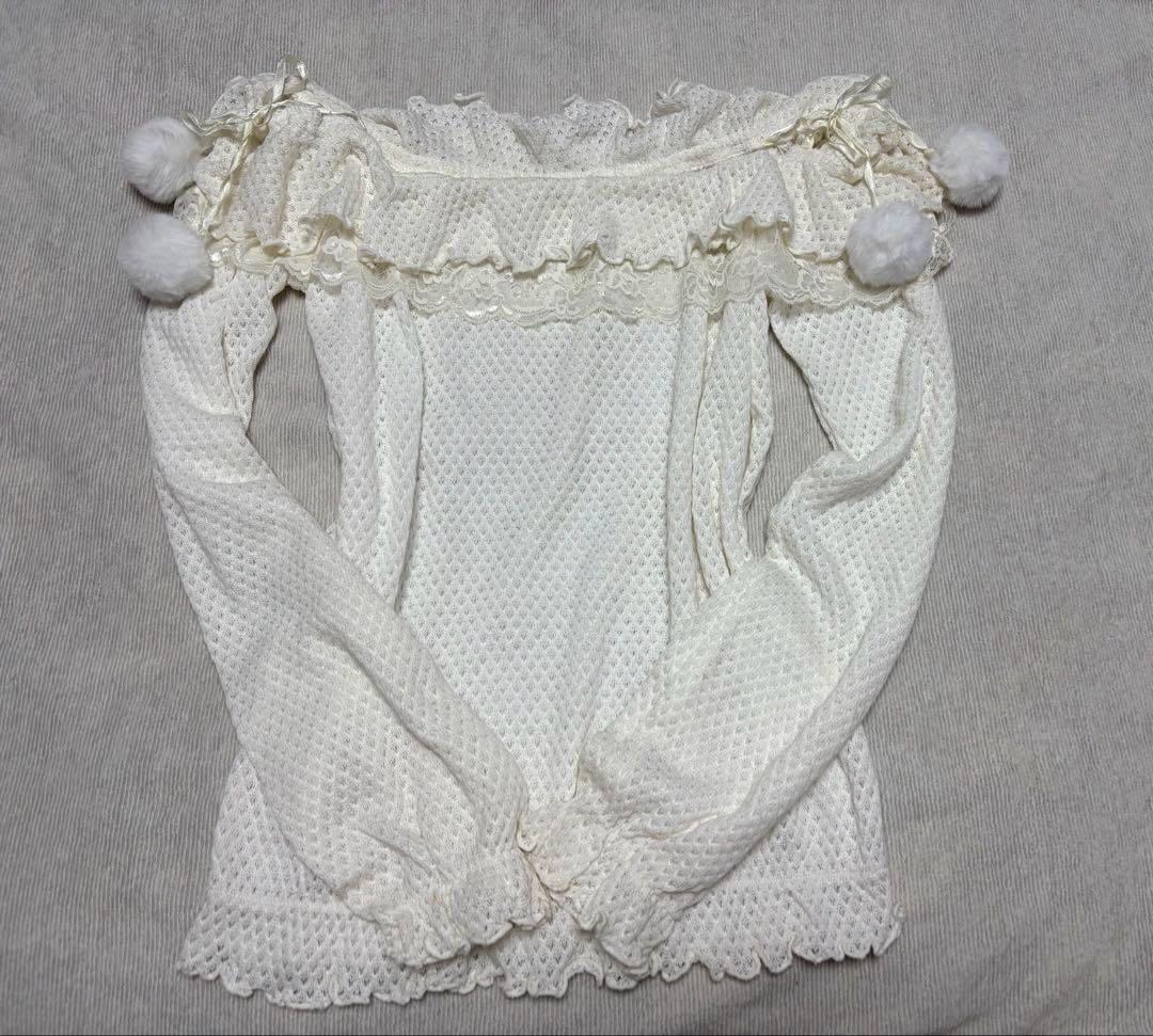 白ポンポン付き　オフショルダーニット　フリルトップス　2wayリズリサ系 レースアップスリーブオフショルニット ｜ LIZ LISA（リズリサ）公式