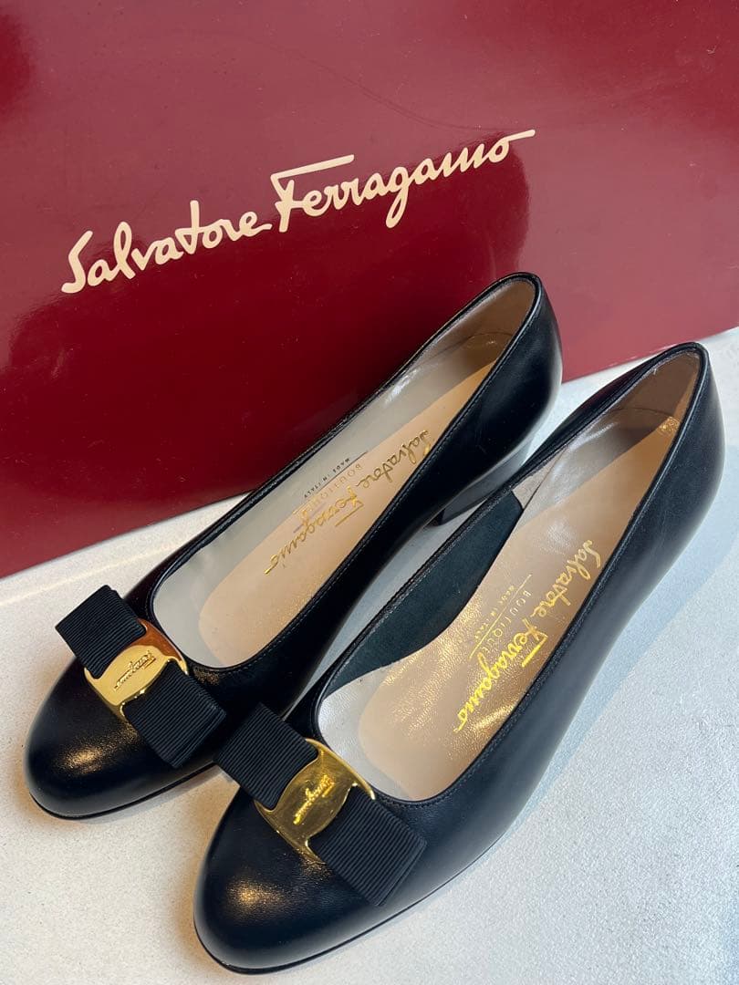 【新品未使用】サルヴァトーレ フェラガモ パンプス ローヒール バラ　リボン FERRAGAMO（フェラガモ） サルヴァトーレフェラガモ パンプス ヴァラ