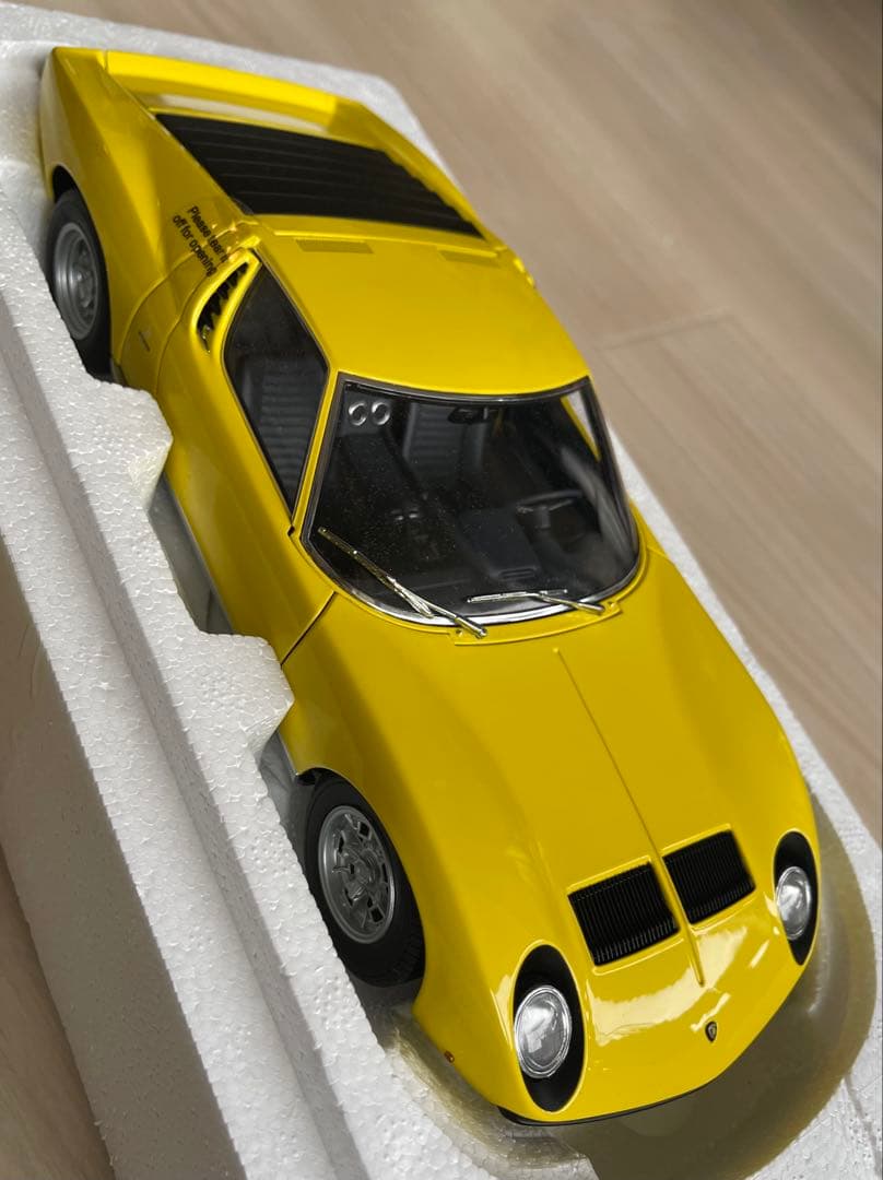 絶版新品　オートアート1/18 ランボルギーニ　ミウラP400SV イエロー