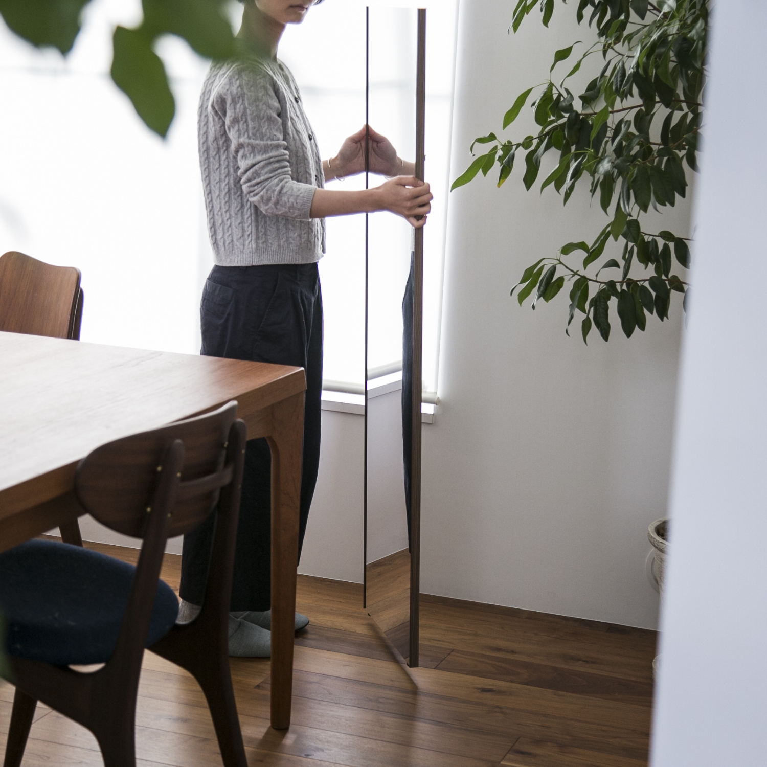 割れない軽量ミラー リフェクス 40×140 -掃除の時に片手で移動できる