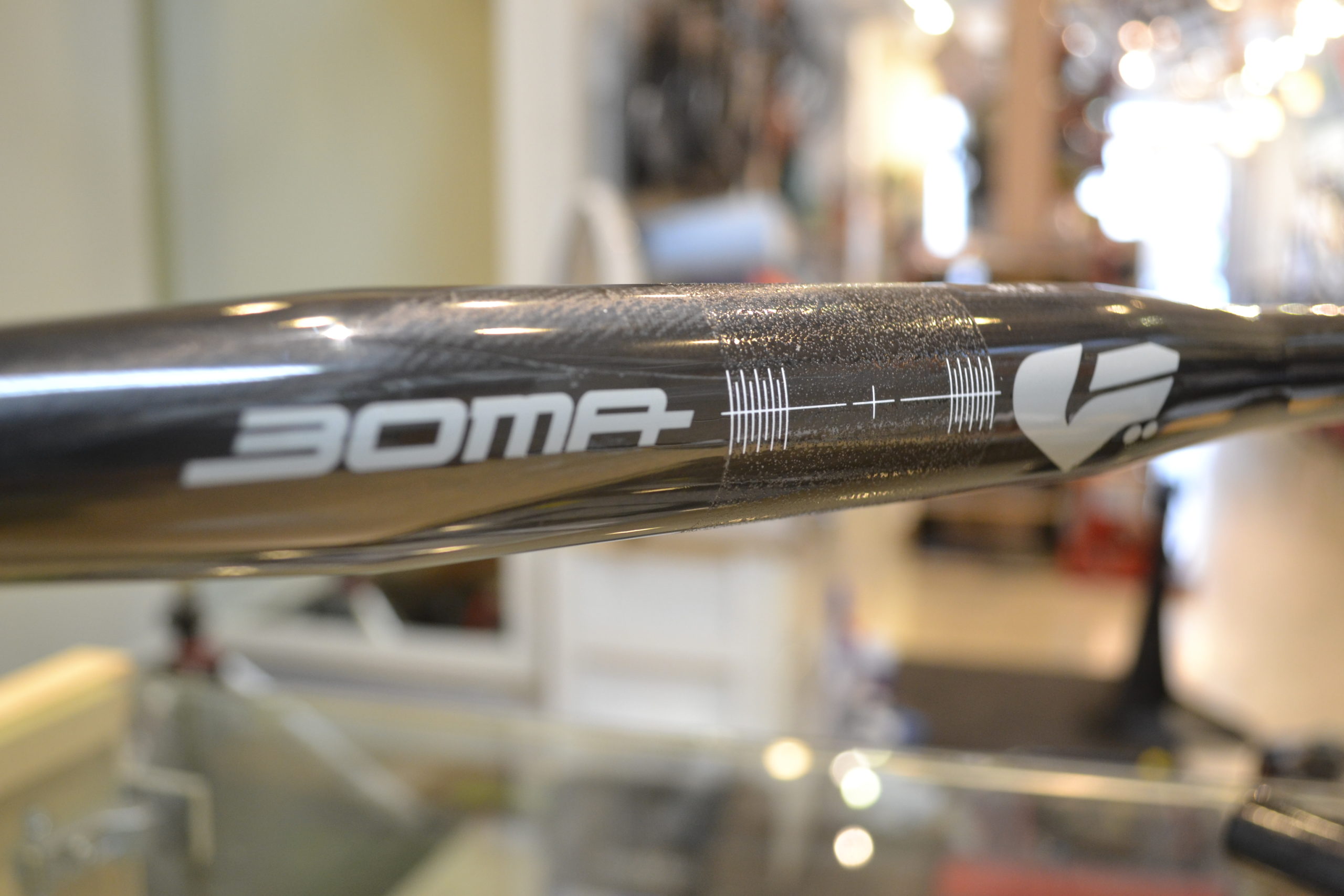 今どき珍しいカーボン丸ハンドルがやってきました。BOMA GH-03